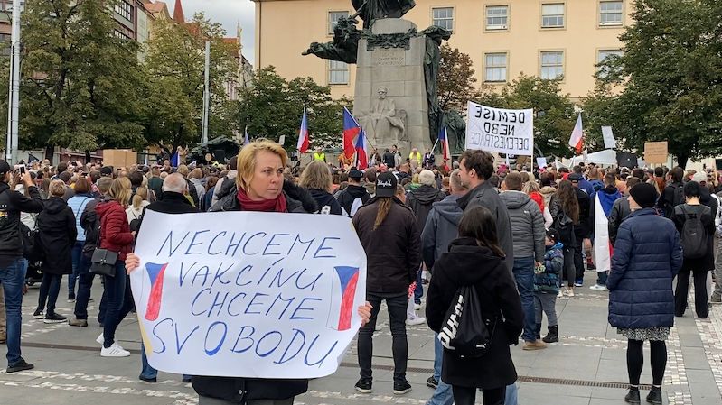 Stovky lidí v Praze protestovaly proti rouškám